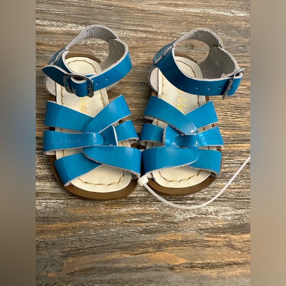 The Salt Water Sandal in Turquoise US kids size 5